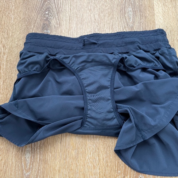 EUC Lululemon Track That Mid-Rise Lined Short 5" - True Navy - Size 10 - Picture 6 of 6